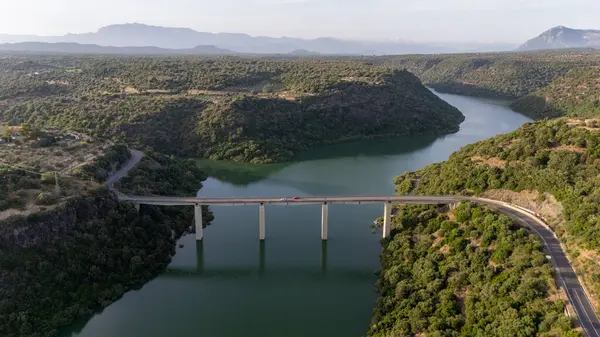 İtalya 'nın Sardunya bölgesinde Cala Gonone yakınlarında göl ve köprü.