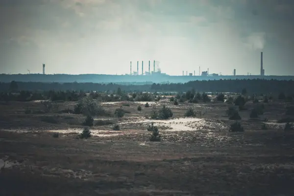 Çöldeki elektrik santralinin görüntüsü.