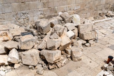 Büyük Herodian taşları yığını, İkinci Tapınak 'ın 70' lerdeki yıkımından geriye kalanlar, Kudüs Arkeoloji Parkı.