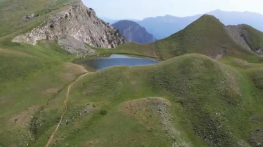 Yüksek rakımlı doğal bir göl ve ona giden bir yürüyüş yolu. Kayalık tepeler ve uzak dağlarla çevrili. Doğa aşıkları, yürüyüşçüler ve doğa maceracıları için mükemmel bir yaz mekanı..
