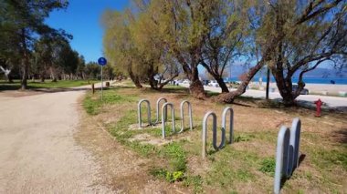 Deniz kenarında patikalı bir park gölgelik ağaçlar ve bisikletler için depo. Spor, yürüyüş ve koşu için harika..
