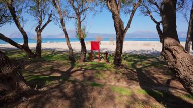 Kırmızı bir demir yangın kutusu, yangına meyilli bir ormanın kenarında, göl ya da denizin yakınında, acil durum kullanımına hazır bekliyor..