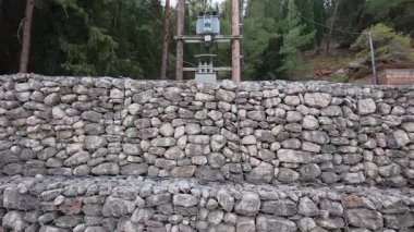 Ormanlık bir ortamda elektrik santrali, yangın tehlikesi konusundaki endişeler artıyor.