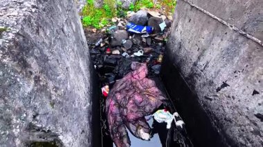 Çöpler, plastikler ve yağlarla kirlilik görülebiliyor ve insan doğaya ve vahşi yaşama karşı risk ve tehlikeleri vurguluyor.