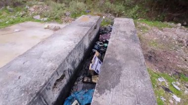 Video, çevresel kirliliği plastik, giysi ve çevreyi kirleten yağlarla yakalıyor ve dikkatsiz insan eylemlerinin etkisini gösteriyor..