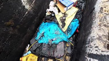 Bu görüntüler, atık giysiler, plastikler ve yağların atık ve kirliliğini gösteriyor. Bu da çevreye verilen ağır hasarı gösteriyor..