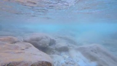 Akan bir nehirde, kayalık derinliklerden nefes kesici bir dağ zeminine geçiş görüntüsü..