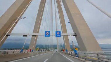 Bulutlu gökyüzüyle köprüden geçerken.