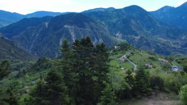 Yunanistan 'dan gelen bu ilkbahar insansız hava aracı görüntüleri, yoğun Akdeniz ormanlarında ortaya çıkan geleneksel bir dağ köyünü gösteriyor. Geniş dağlar ve geçitler manzarayı çerçeveler..