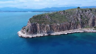 Yunanistan 'da, Ege Denizi kıyısındaki sarp kayalıklar boyunca bir dağ yolu esiyor. Akdeniz arazisi vahşi ve dramatik. Yürüyüş için ideal..
