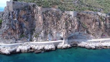 Yunanistan 'da engebeli bir dağ antik kalıntıları ve dik arazi boyunca uzanan bir patikayı barındırıyor. Akdeniz kayalıkların ve kayaların altında yatıyor..