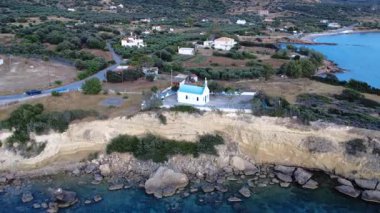 Yunanistan 'dan gelen bu klipte, denize yakın bir köyde geleneksel mimarinin yer aldığı ve Ege ile çevrelenmiş bir uçurumun kenarında bir kilise görülüyor..