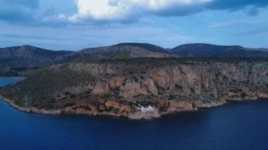 Yunanistan 'dan gelen bu video, Ege Denizi yakınlarında yüksek dağların arasına yerleştirilmiş küçük beyaz bir Ortodoks şapelini gösteriyor. Bulutlu gökyüzü kıyı manzarasına çarpıcı bir his veriyor..