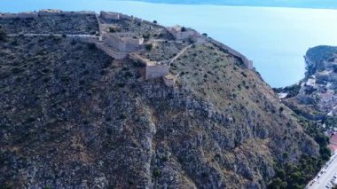 Güney Yunanistan 'da Nafplio ve kalesi, denizin hemen üzerindeki dik bir dağın üzerine inşa edilmiş. Kale, Akdeniz 'in bu bölgesinde önemli bir turistik ilgi merkezi..