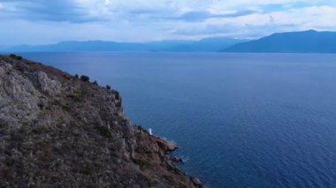 Yunanistan 'dan gelen bu çarpıcı sahnede, deniz feneri kulesi olan küçük bir şapel denizin üzerinde yer alıyor. Bir merdiven uçurumdan aşağı, ıssız ama dramatik bir sahile iniyor..