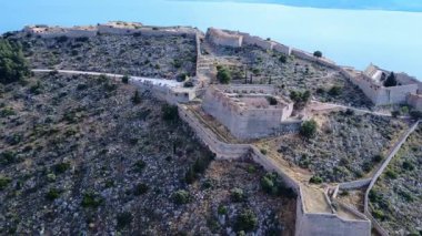 Akdeniz kıyısında yer alan Yunanistan 'ın Nafplio kentinde tarihi bir deniz kalesi ve manzaralı bir liman bulunuyor. Siteye arabayla ulaşılabilir, girişte görünür park yeri var..