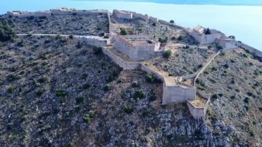 Yunanistan 'dan gelen bu insansız hava aracı görüntülerinde Akdeniz' in yukarısındaki antik bir kale kapısına uzanan kayalık dağa oyulmuş taş bir merdiven yer alıyor..