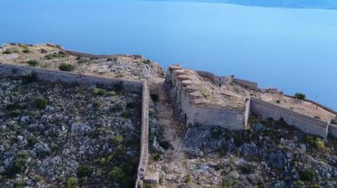 Yunanistan 'daki Nafplio, tarihi deniz kalesi, limanı ve antik kenti çevreleyen Akdeniz sularıyla gökyüzünden görülüyor.