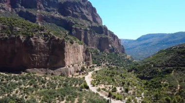 Bu hava görüntüleri, Yunanistan 'da yüksek uçurumların altında uzak bir yol olduğunu gösteriyor. Akdeniz manzarası dramatik ve vahşi..