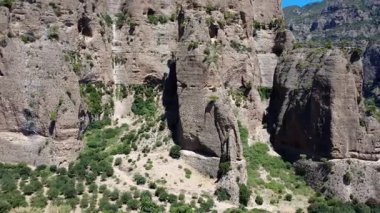 Yunanistan 'daki dev kireçtaşı dağlarının Akdeniz bitkileriyle kaplı hava görüntüleri. Engebeli kayalıklar popüler bir tırmanış alanıdır..