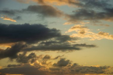 Gün batımında güzel bir gökyüzü. Doğa geçmişi. Gökyüzü arkaplanı. 