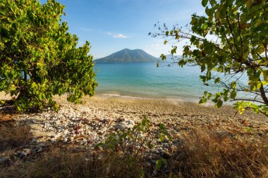 Sahilin güzel bir manzarası var. Arkasında adalar ve dağlar var. Sebanjar Plajı, Alor, Doğu Nusa Tenggara - Endonezya