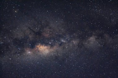 Gece yarısı gökyüzünde Samanyolu Galaksisi