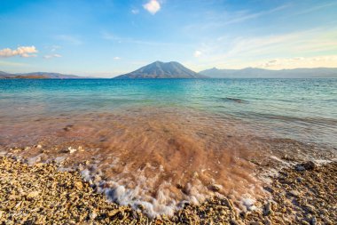 Öğleden sonra güzel bir tropikal plaj. Sebanjar Plajı, Alor, Doğu Nusa Tenggara - Endonezya