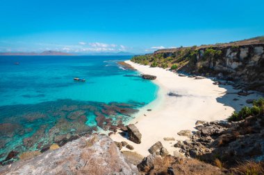Beyaz kumsal, mavi deniz ve görkemli kaya kayalıklarının havadan görünüşü. Kangge Adası, Alor, Doğu Nusa Tenggara - Endonezya
