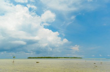 Küçük ıssız bir ada, görkemli bir gökyüzü ve karanlık bir deniz. Sika Adası, Alor - Endonezya