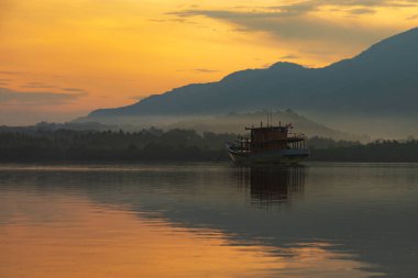 Gün doğumunda körfezde bir tekne görüntüsü. Alor, Doğu Nusa Tenggara - Endonezya