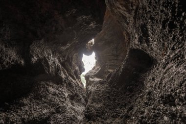 Mağaranın girişinden gelen güneş ışığı. Alor - Endonezya. 