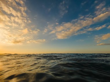 Yazın alacakaranlıkta okyanus. Alor - Endonezya