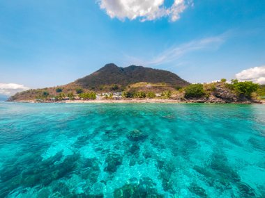 Güneşli bir günde tropikal adanın ve açık mavi denizin manzarası. Ternatif Ada, Alor, Doğu Nusa Tenggara - Endonezya