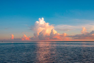 Güneş doğarken okyanusun üzerindeki bulutların güzel bir manzarası. Alor, Doğu Nusa Tenggara - Endonezya
