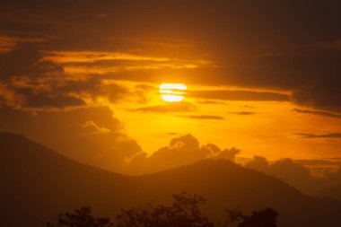 Dağda gün batımı manzarası. Alor, Doğu Nusa Tenggara - Endonezya