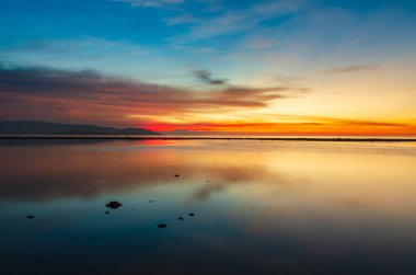 Gün batımının batan denizdeki yansıması. Kokar Plajı, Alor, Doğu Nusa Tenggara - Endonezya
