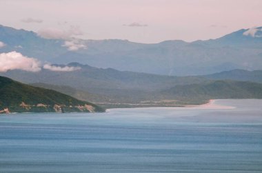 Kıyı şeridi ve tepelerin güzel manzarası. Timor Leste 'nin manzarası.