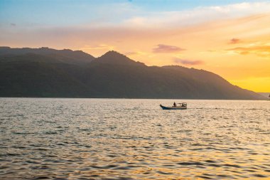 4 Mart 2021, Geleneksel gemi kalabahi körfezinde denize açılıyor. Alor, Doğu Nusa Tenggara - Endonezya. 