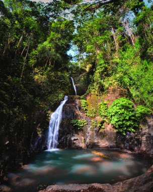 Büyüleyici bir şelale yemyeşil bir orman vadisinde. Alor, Doğu Nusa Tenggara - Endonezya