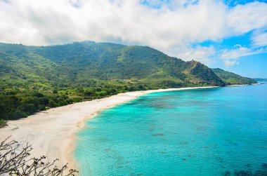 Beyaz kumsal manzarası, kristal mavi deniz, görkemli yeşil tepeler ve güzel gökyüzü. Ling Al Plajı, Alor - Endonezya