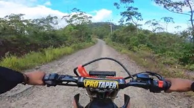 Motosikletle uzak dağ yollarını keşfetmek. Protestocu. Honda CRF. 06 Eylül 2021 - Alor Selatan, Doğu Nusa Tenggara - Endonezya