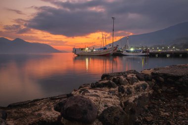 Kalabahi limanının alacakaranlıktaki görüntüsü. Alor, Doğu Nusa Tenggara - Endonezya