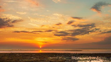 Alacakaranlıkta çekilen bir sahilden gökyüzünün güzel bir manzarası. Alor, Doğu Nusa Tenggara - Endonezya