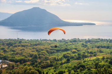 Havada bir paraglider uçuyor. Alor, Doğu Nusa Tenggara - Endonezya (17 Haziran 2023) 