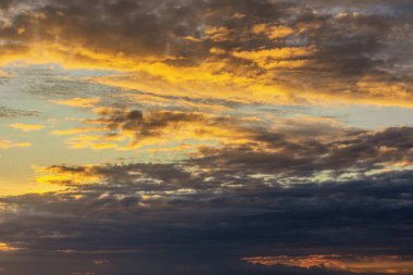 Gün batımında gökyüzünde güzel bulutlar