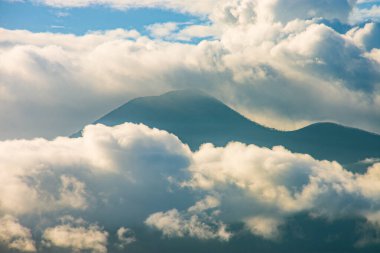 Sirung yanardağının bulut kaplı zirvesi. Pantar Adası, Alor, Doğu Nusa Tenggara, Endonezya. 