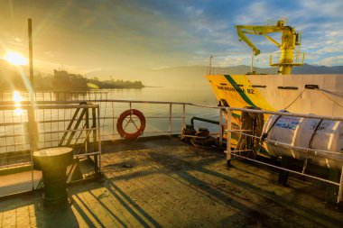 Dulionong Limanı 'nda gün doğumu manzarası. Kapal Perintis, Sabuk Nusantara 82 - Alor Endonezya 2 Temmuz 2019