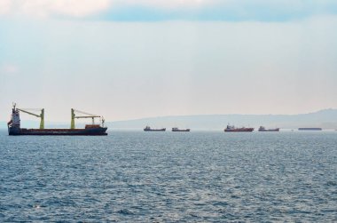 Öğleden sonra denizde lojistik gemilerinin görüntüsü. 24 Ekim 2015 - Kupang şehri, Doğu Nusa Tenggara - Endonezya