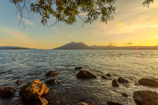 Kayalık sahilden gün batımı manzarası. Alor besar, East Nusa Tenggara - Endonezya